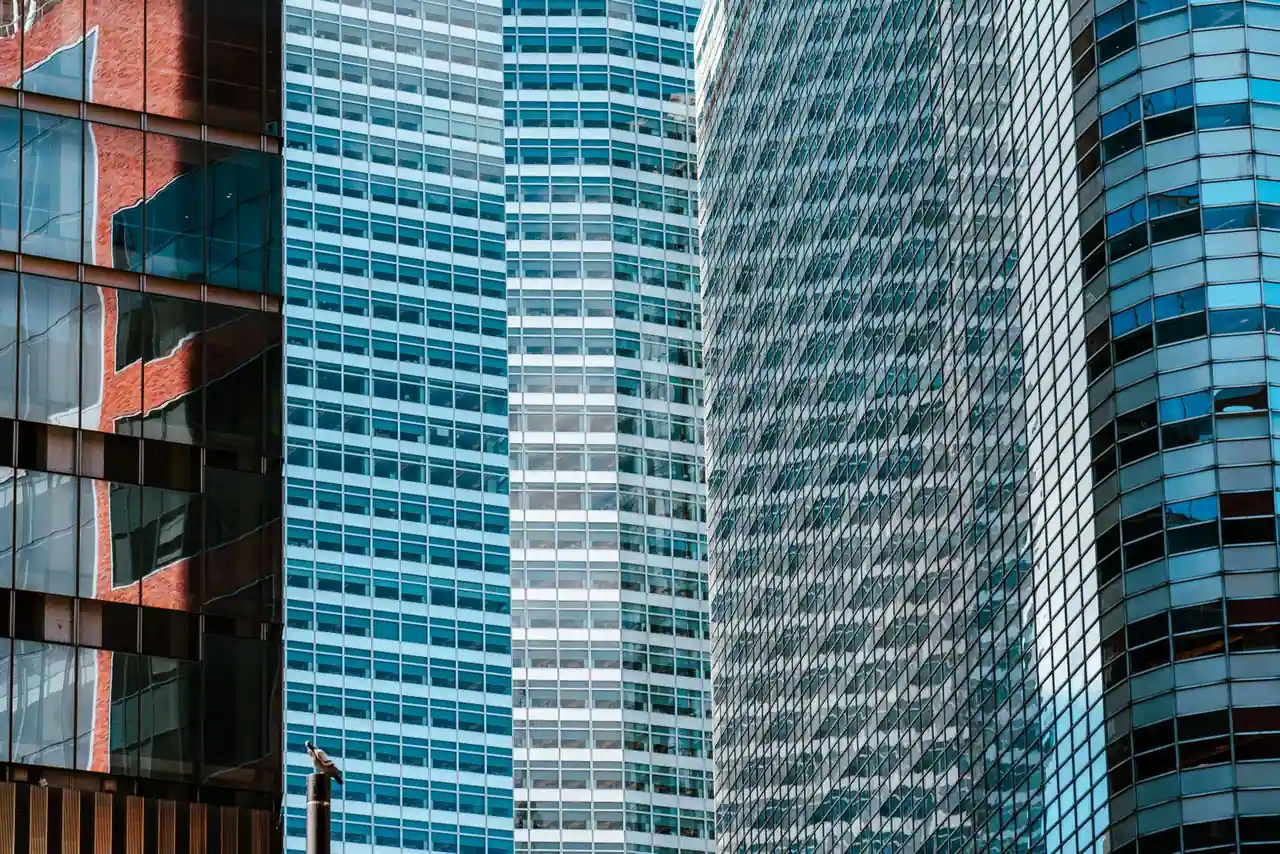 Tours de bureaux vitrées d'un quartier d'affaires, illustration du secteur bancaire et financier