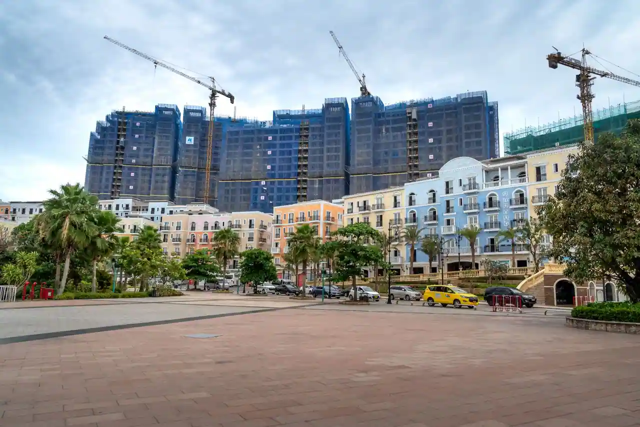 Immeubles d'habitation neufs en construction avec grues, illustration de la promotion immobilière