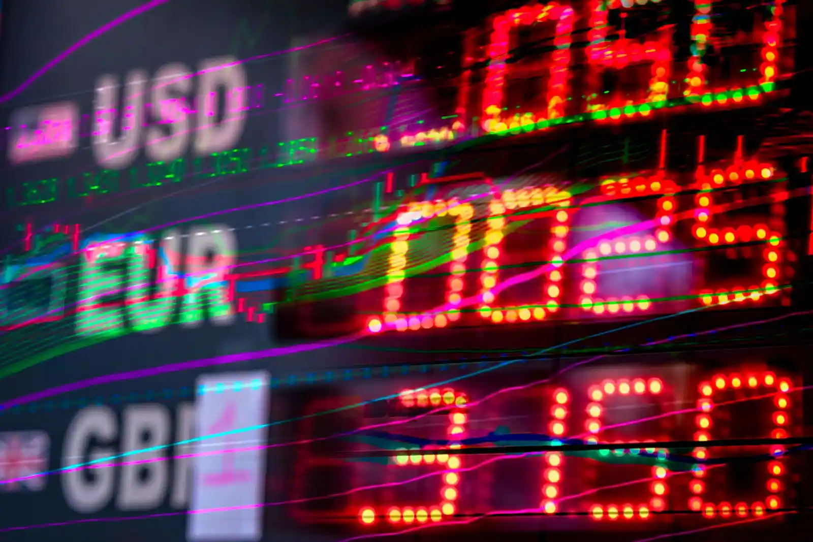 Écran d'affichage des cours de bourse avec chiffres et variations en vert et rouge