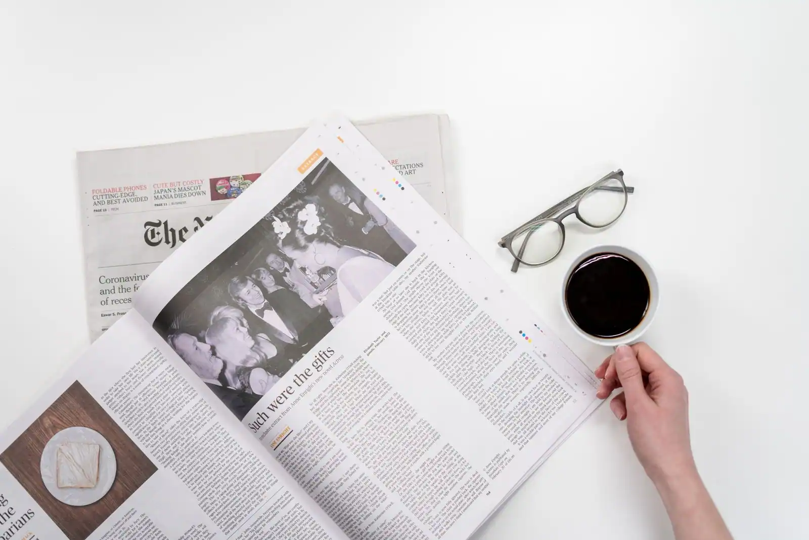 Personne lisant un journal papier, illustrant le suivi de l'actualité du jour