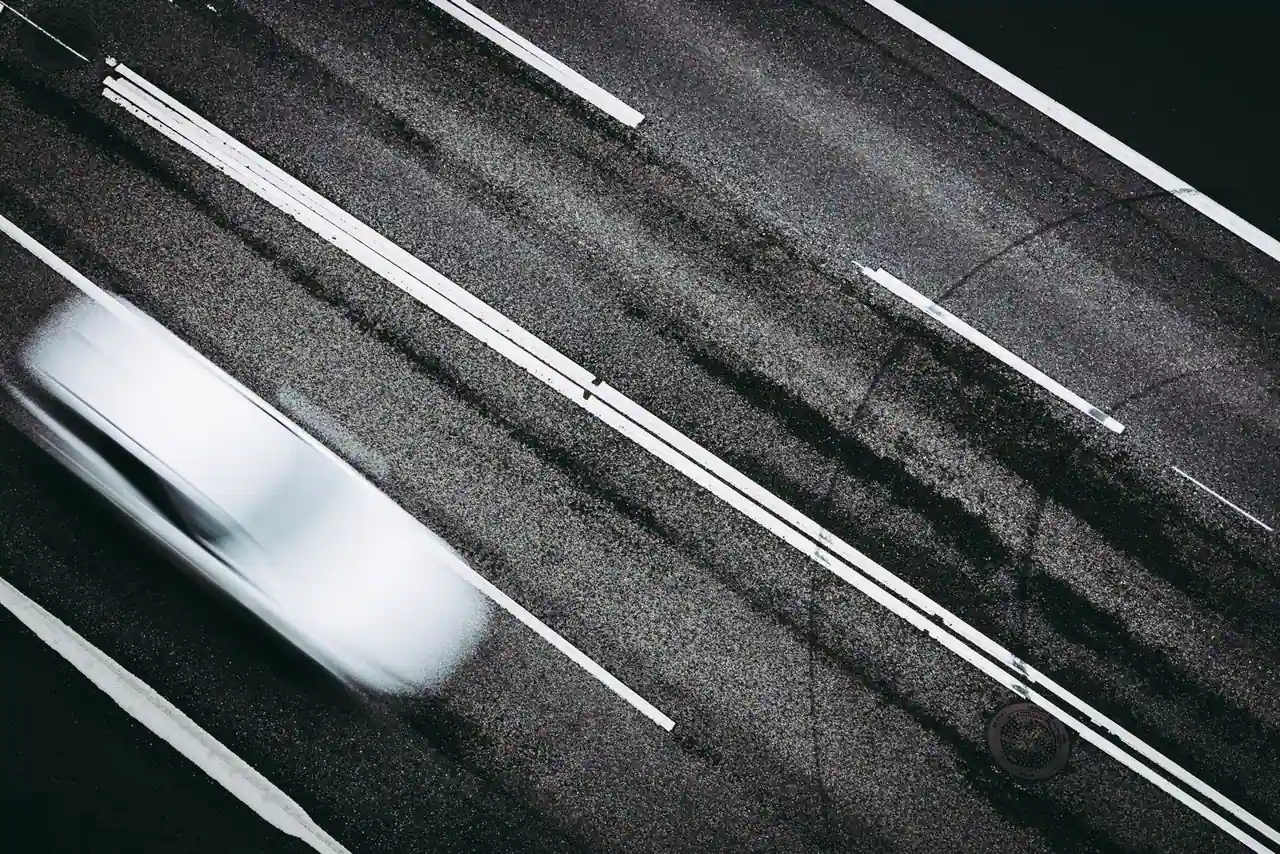Voiture en mouvement sur une route vue de dessus, image évoquant l'actualité et le marché automobile