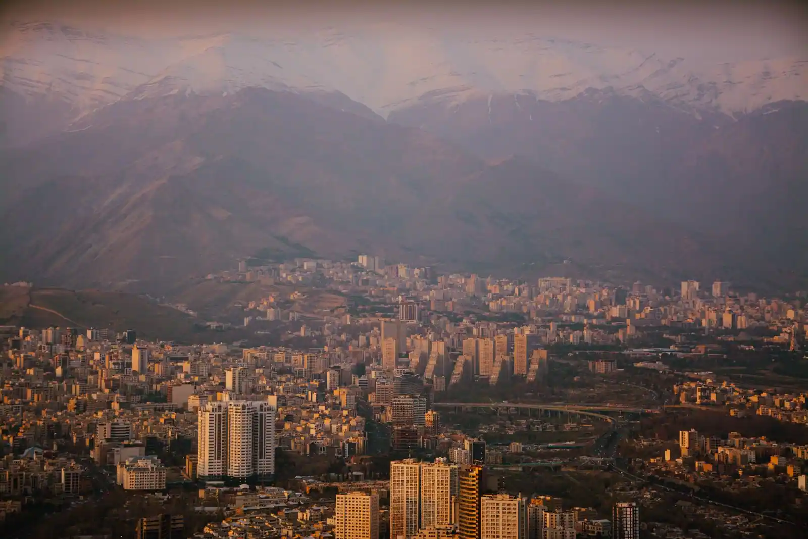 Panorama de Téhéran, capitale de l'Iran, avec les montagnes de l'Alborz en arrière-plan