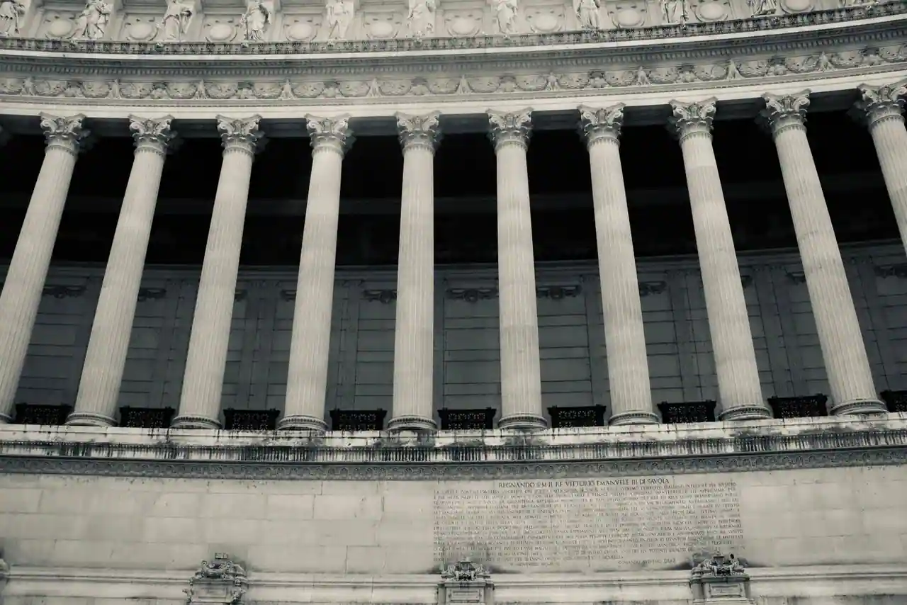 Façade en pierre à colonnes d'un imposant bâtiment institutionnel de style néoclassique
