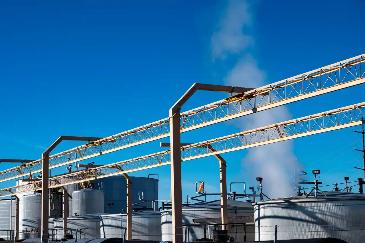 Cuves métalliques de stockage et structures en acier d'un site industriel sous un ciel bleu