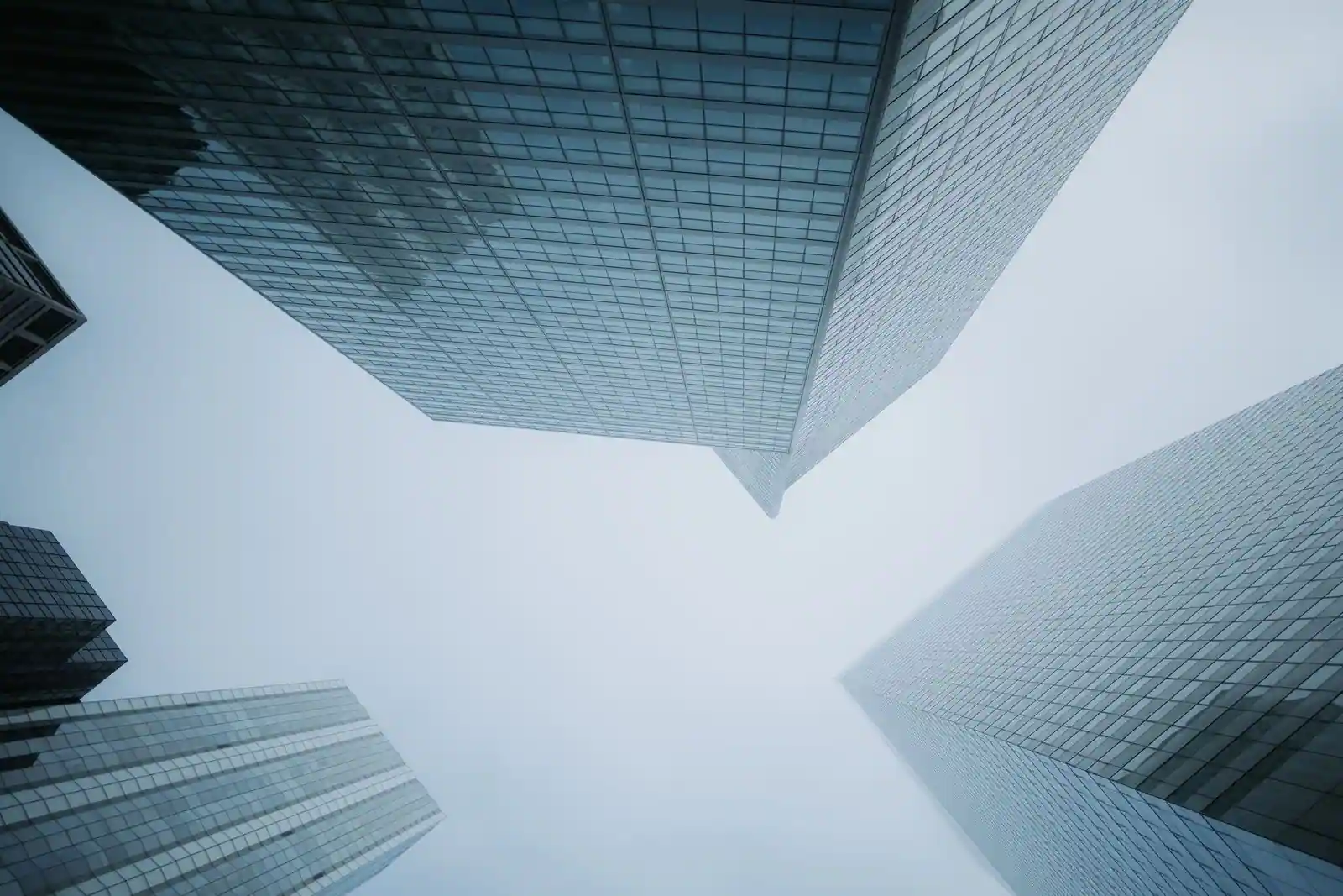 Tours de verre d'un quartier d'affaires financier sous un ciel dégagé
