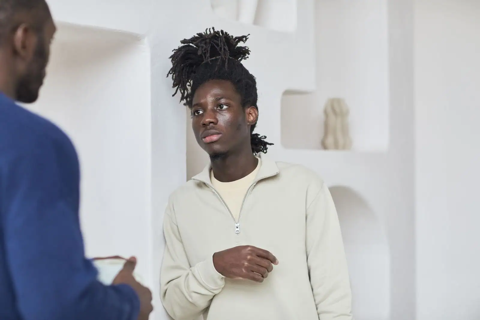 Deux personnes en conversation, l'une s'exprimant pendant que l'autre écoute avec attention