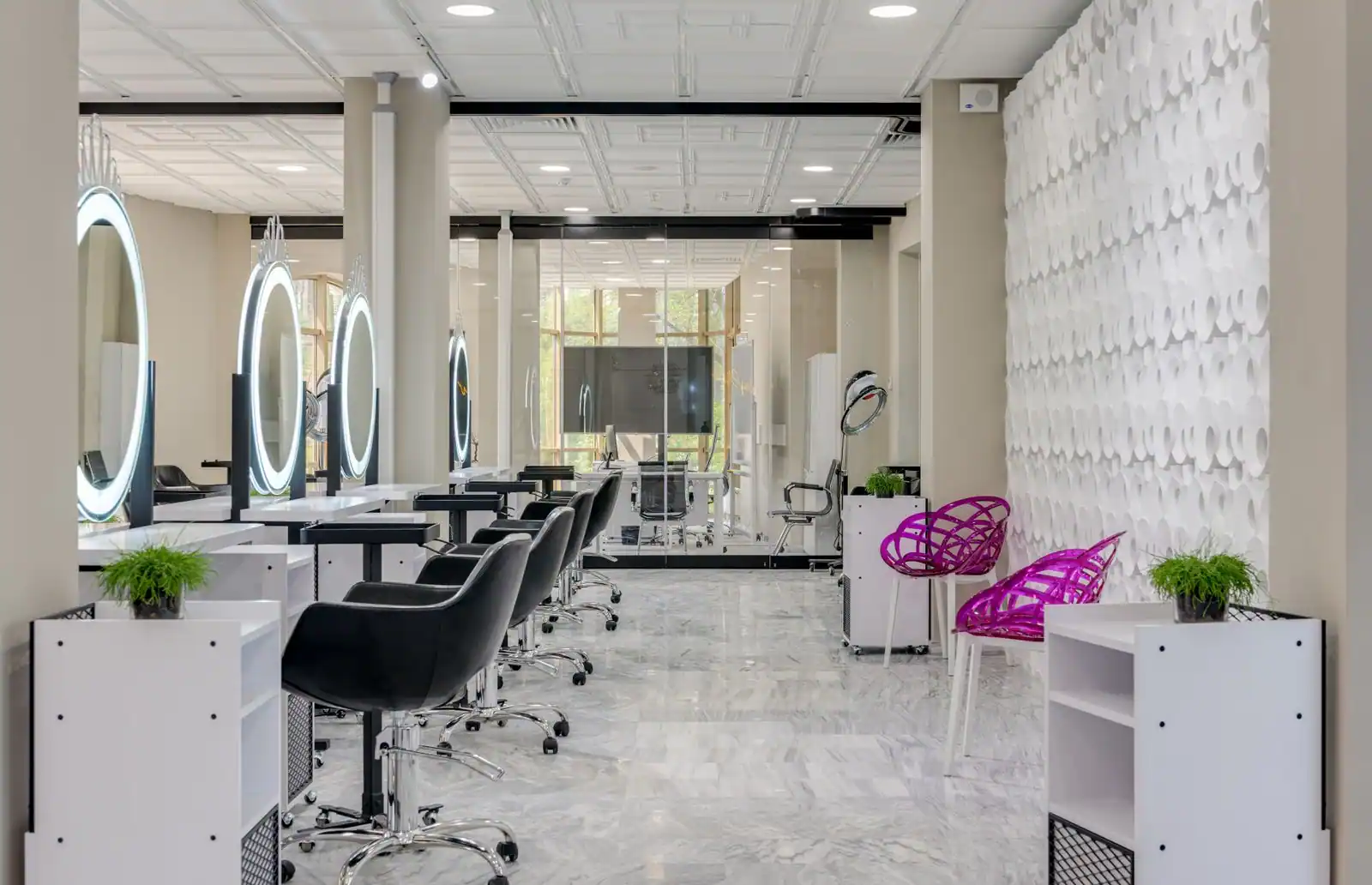 Intérieur d'un salon de coiffure moderne avec fauteuils et miroirs, prêt à accueillir la clientèle