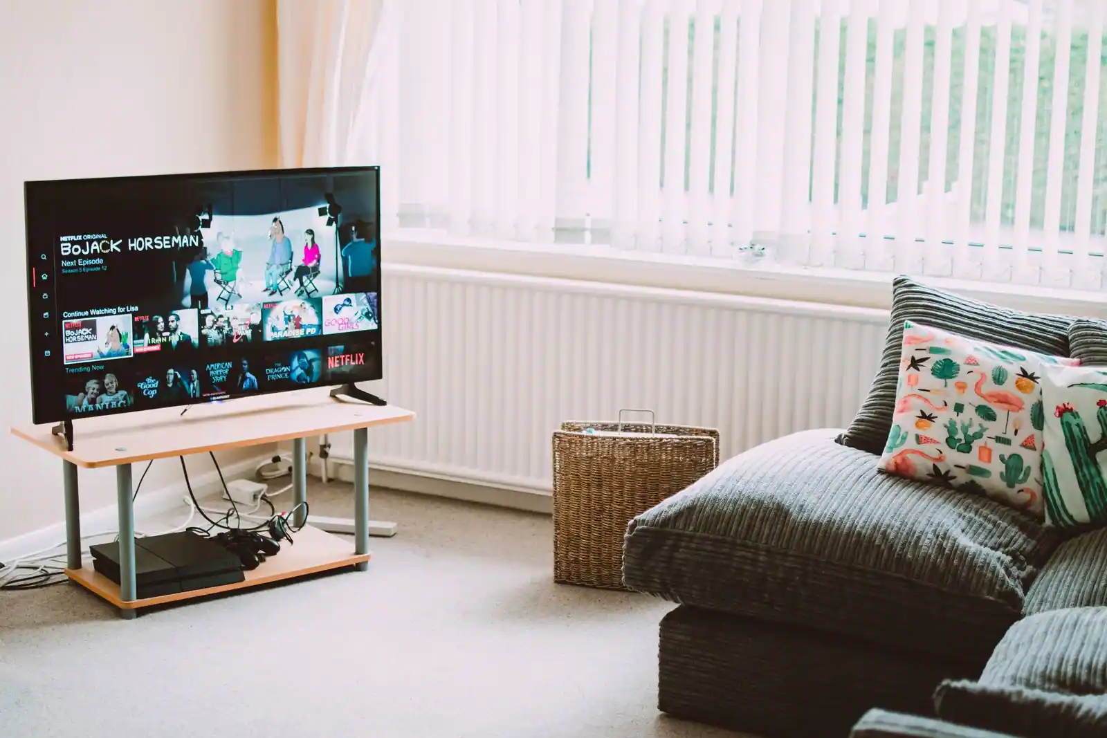 Televiseur connecte diffusant une video en streaming dans un salon moderne, relie au reseau domestique.
