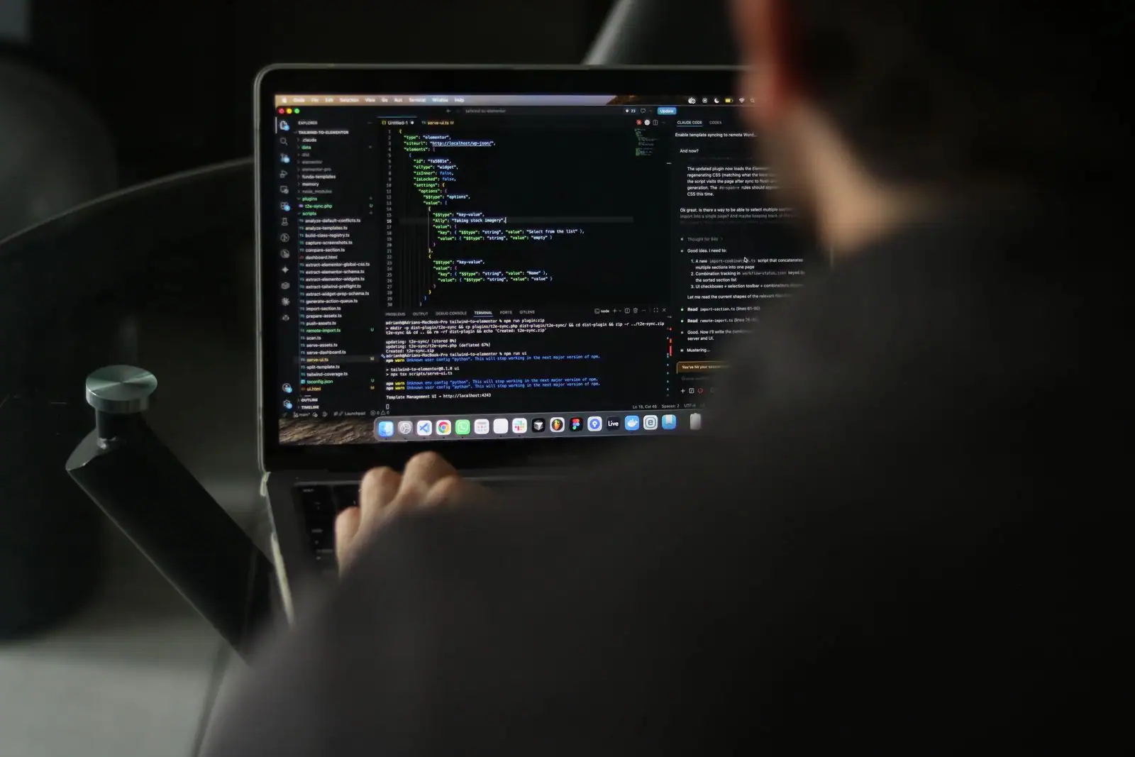 Développeur travaillant sur un ordinateur portable affichant du code dans un éditeur de développement.