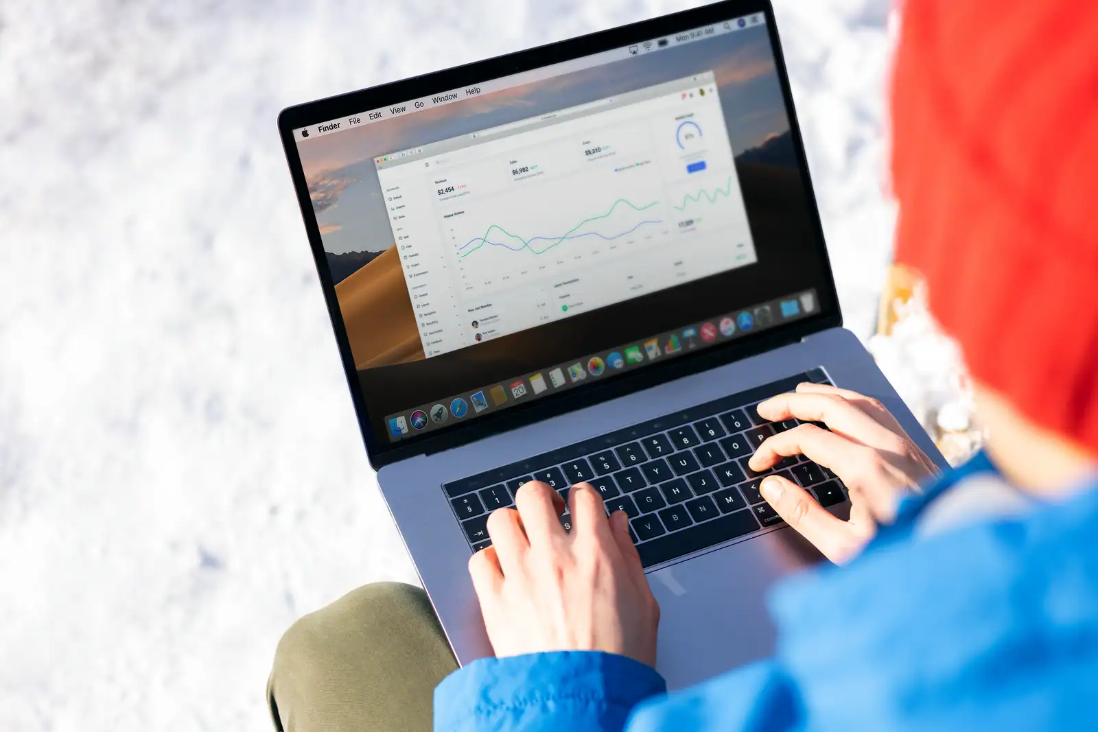 Freelance en référencement analysant les statistiques d'un site web sur un ordinateur portable