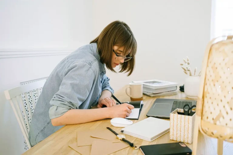 Traducteur freelance : se lancer, se spécialiser, durer