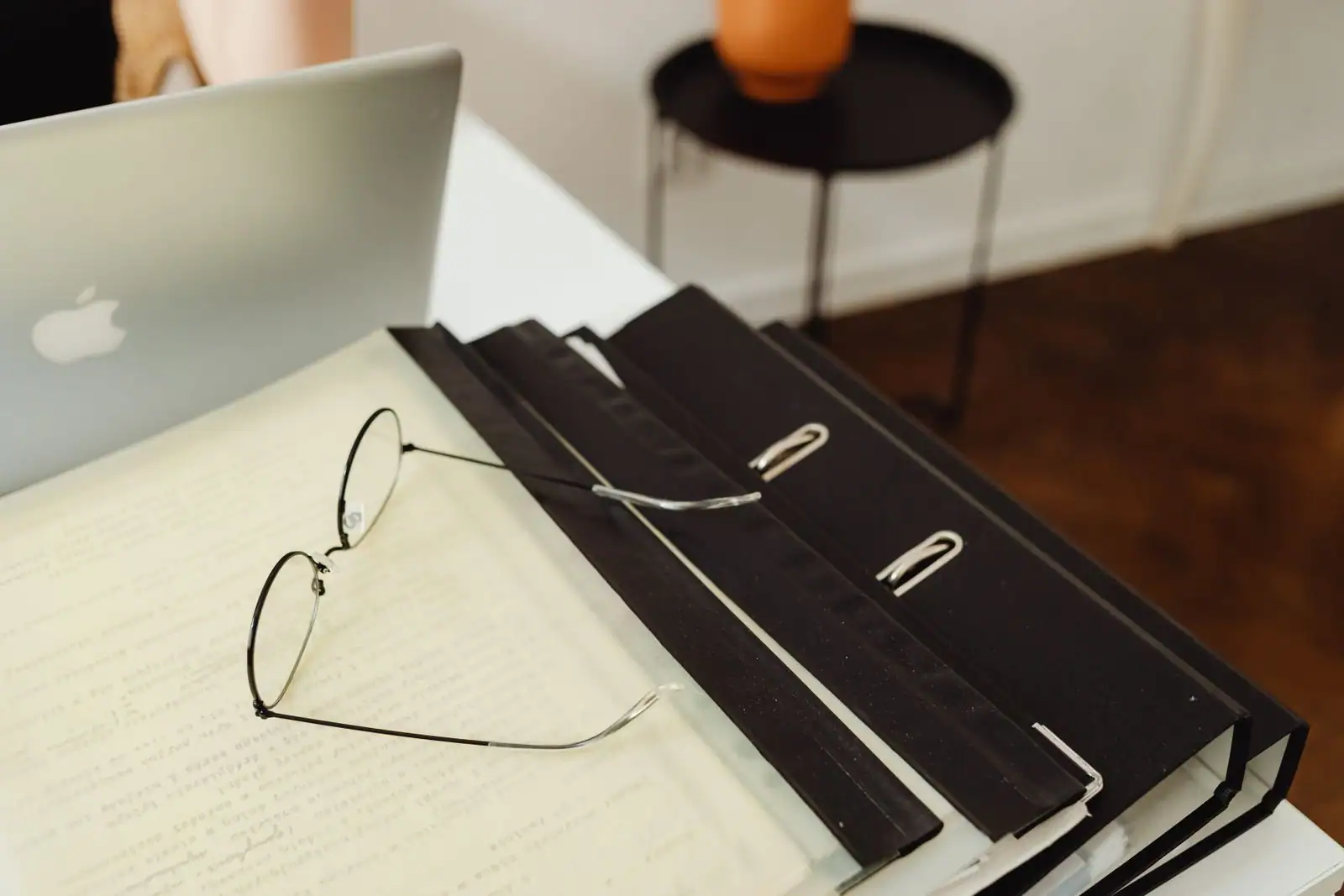 Bureau organisé avec des dossiers classés, des documents et un ordinateur portable.