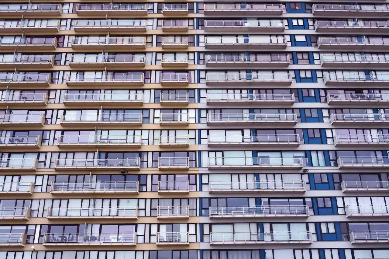Façade d'un grand immeuble d'habitation occupée par de nombreuses rangées de balcons