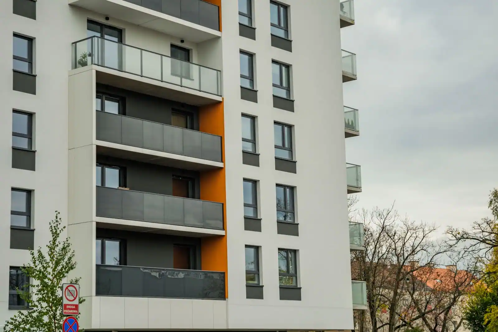 Façade d'un immeuble résidentiel récent avec balcons, bien d'habitation typiquement mis en location
