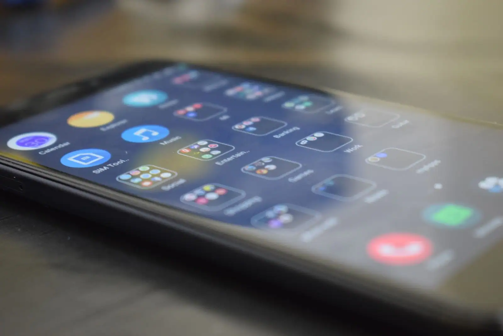 Écran d'accueil d'un smartphone affichant ses applications, dont un dossier de banque mobile