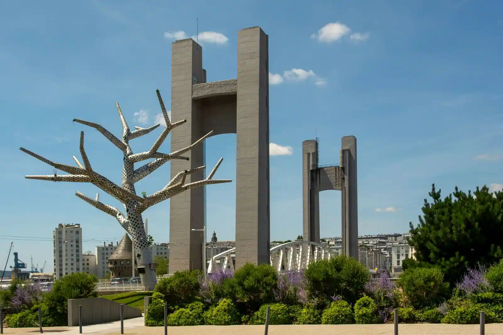 Les pylônes du pont de Recouvrance à Brest, avec une sculpture métallique en avant-plan