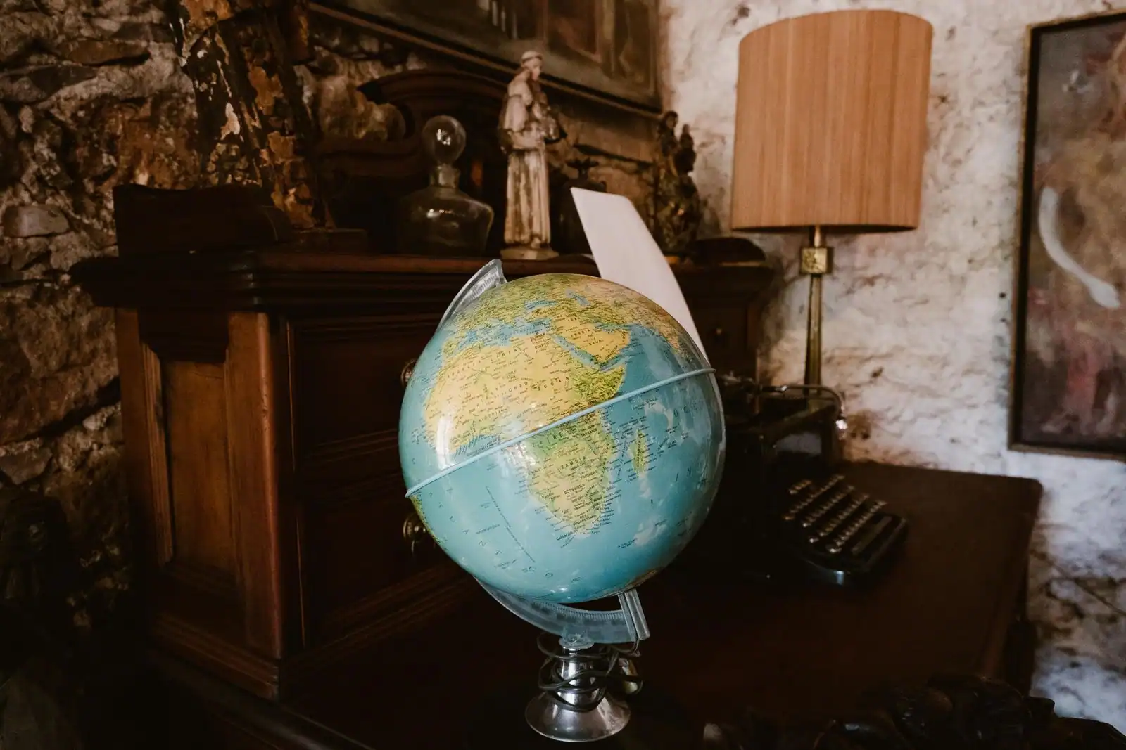 Globe terrestre posé sur un bureau ancien, image illustrative du suivi de l'actualité mondiale