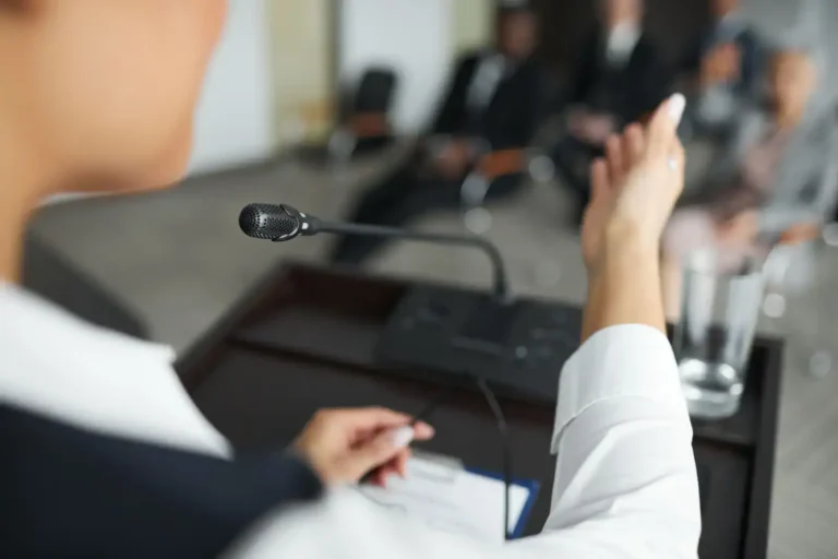 Communication externe : qui parle, à qui, et par quels canaux