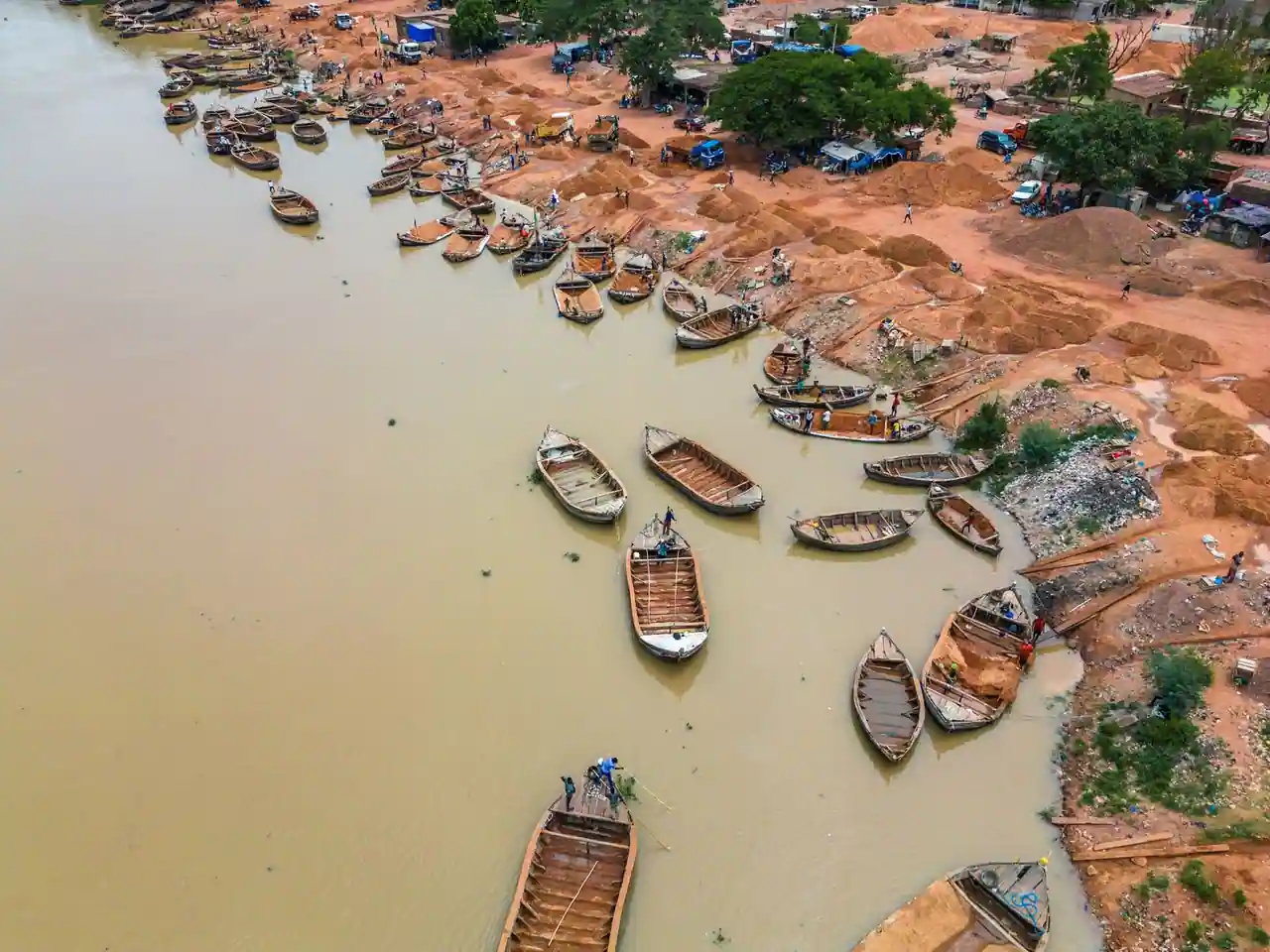 Vue aérienne de pirogues en bois alignées le long d'une berge du fleuve Niger, à Bamako, au Mali.