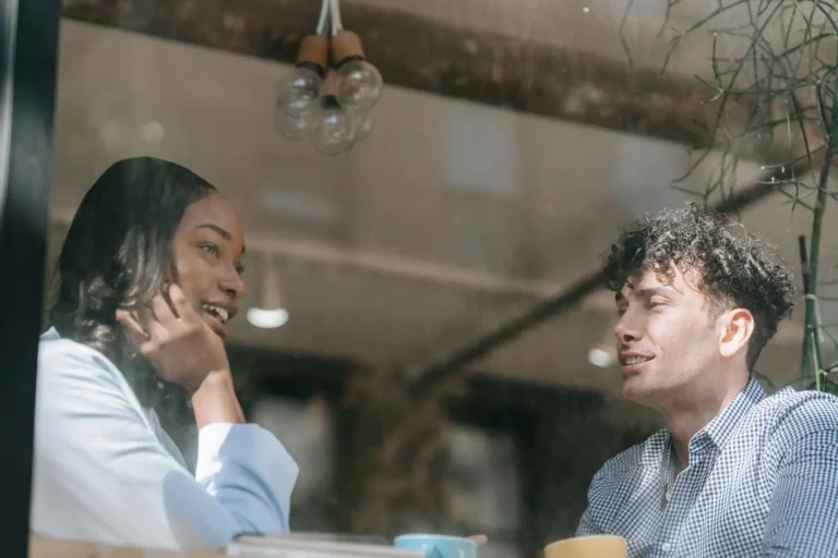 Communication interpersonnelle : définition et modèles clés