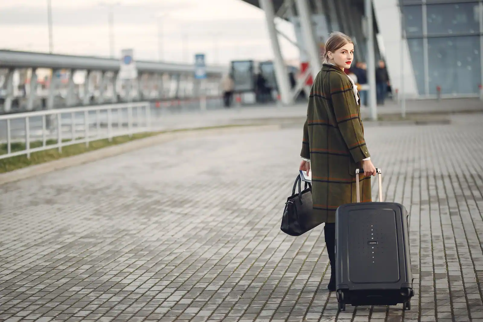 Étudiant avec une valise à l'aéroport, illustration pour un article sur la mobilité Erasmus.