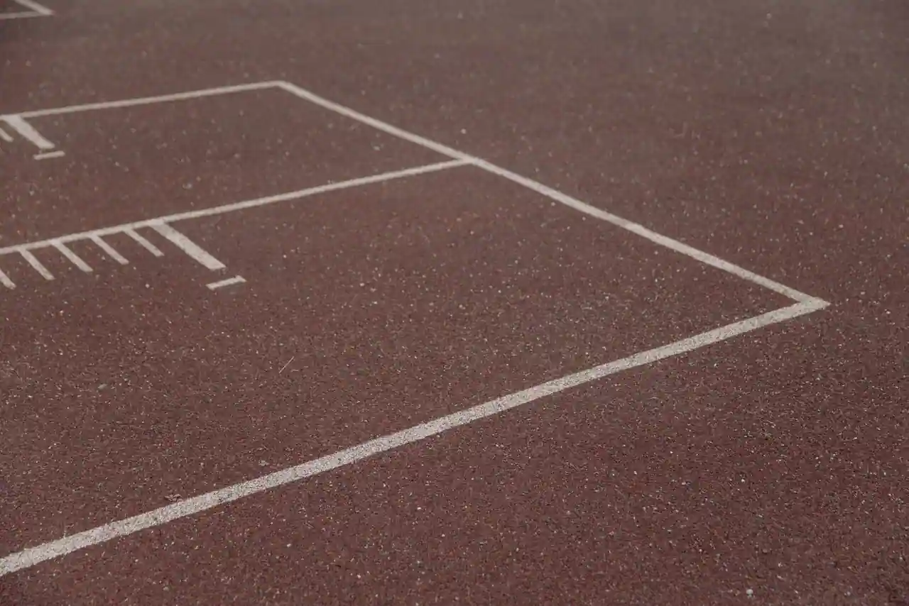 Terrain de football américain avec lignes de yards peintes au sol