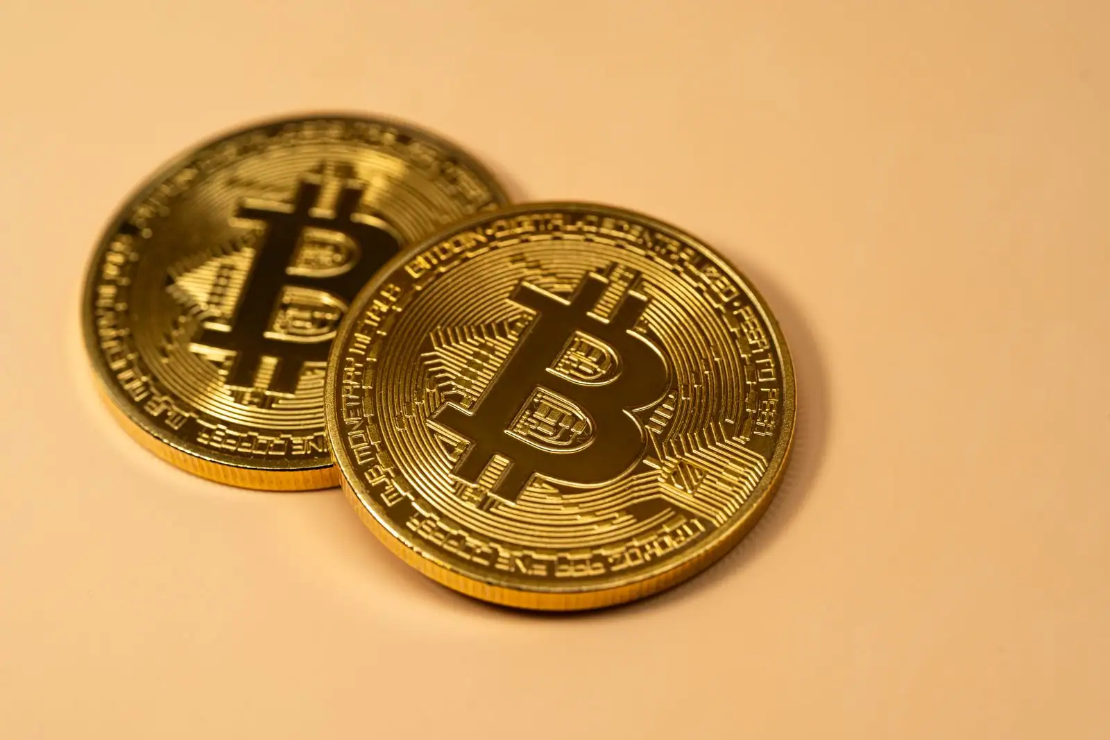 Représentation visuelle d'un réseau blockchain et de cryptomonnaies dans un contexte financier numérique
