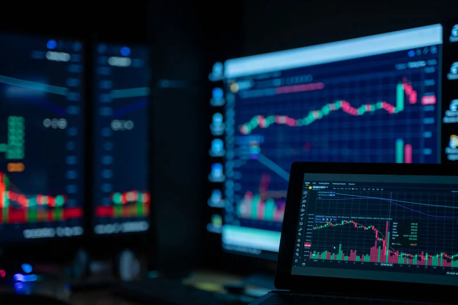 Écran affichant des graphiques de cours de cryptomonnaies pour un investisseur