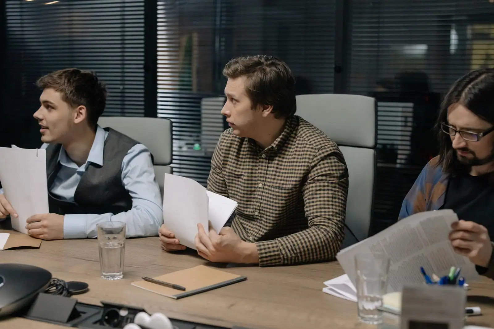 Deux professionnels échangent autour d'une table lors d'un rendez-vous commercial